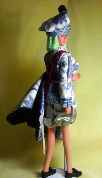 ヘンリー　おめかし服　後ろ姿