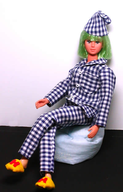 ヘンリー パジャマ すわって